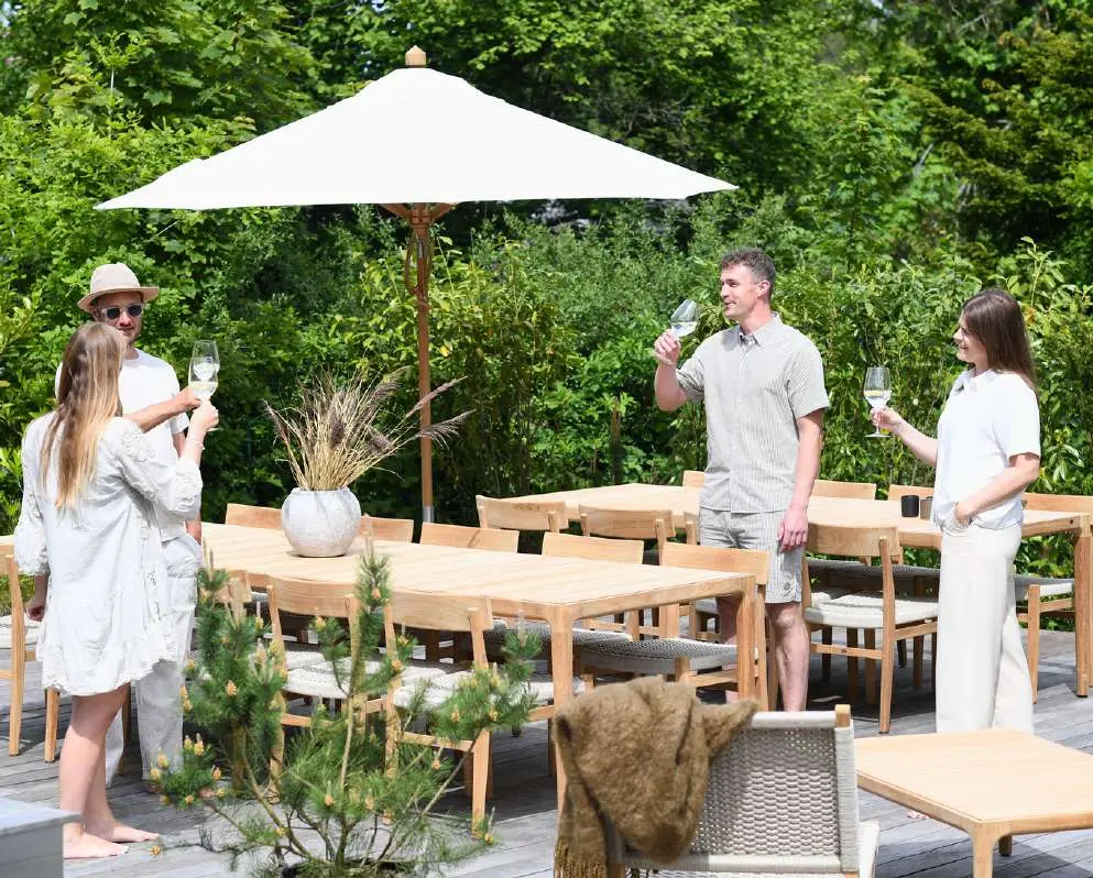 Gæster samlet omkring Gath dining table med Kera dining chairs og Still parasol