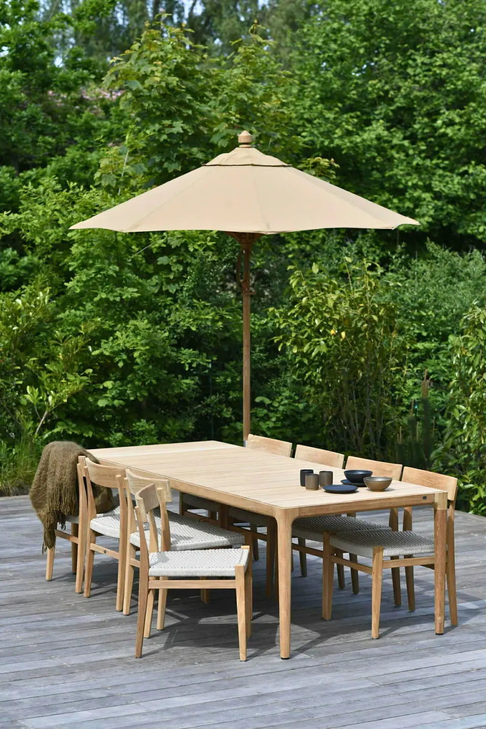Still parasol med Gath dining table og Kera chairs