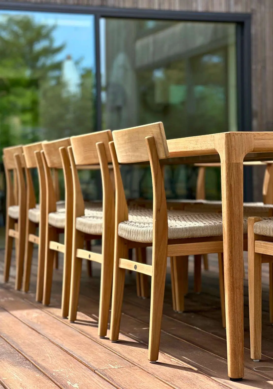 Kera dining chairs omkring Gath dining table på terrassen