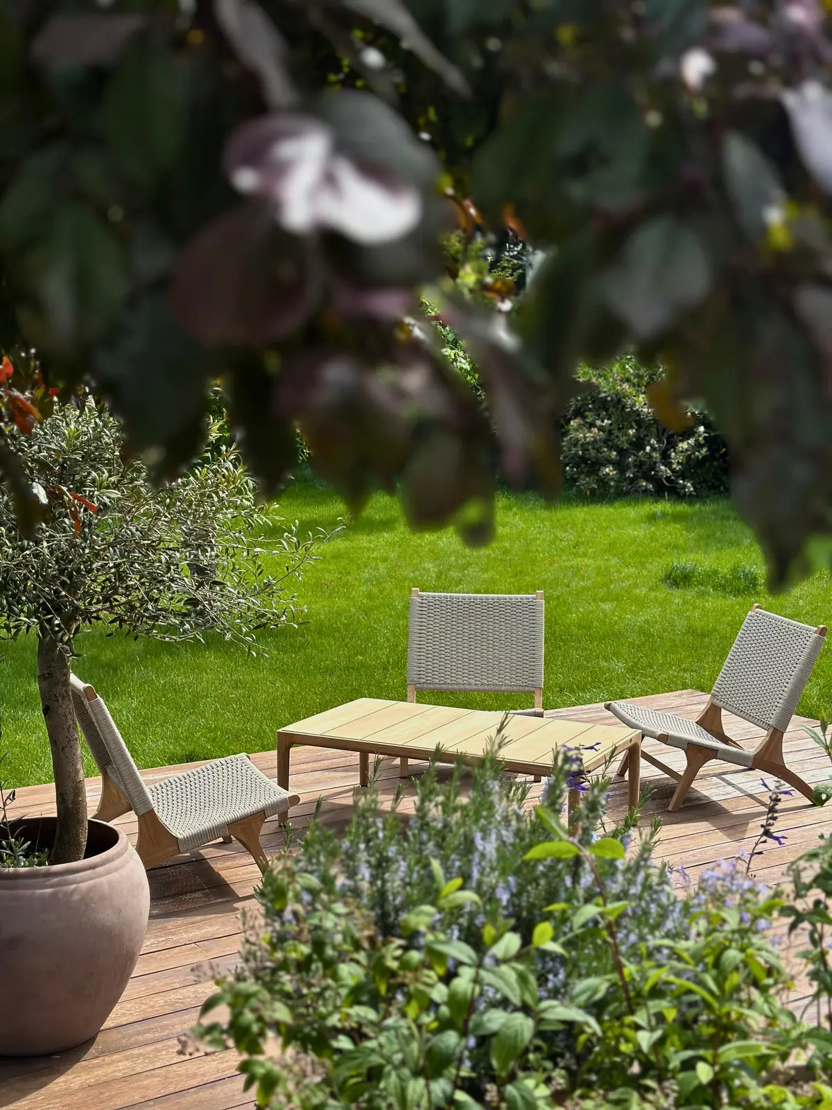 Lumera lounge chairs i et grønt uderum