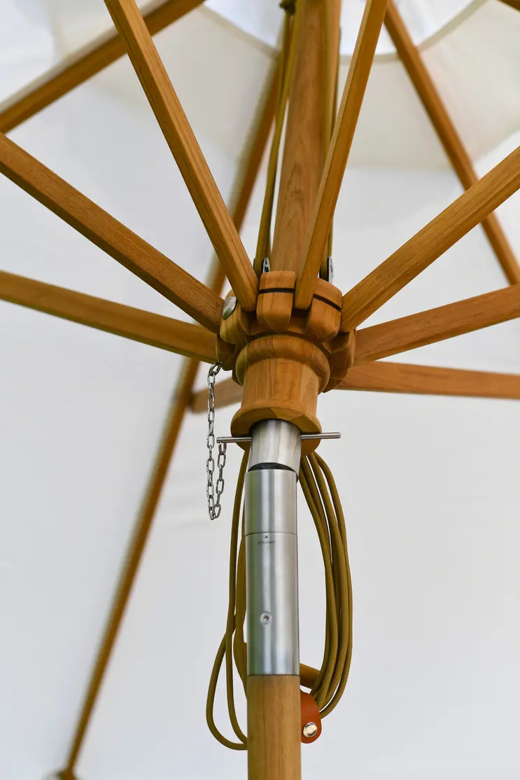 Detalje af Still teakparasol