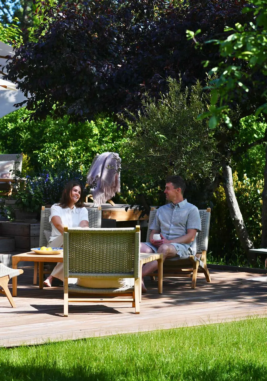 Gæster i Lumera lounge chairs på terrassen
