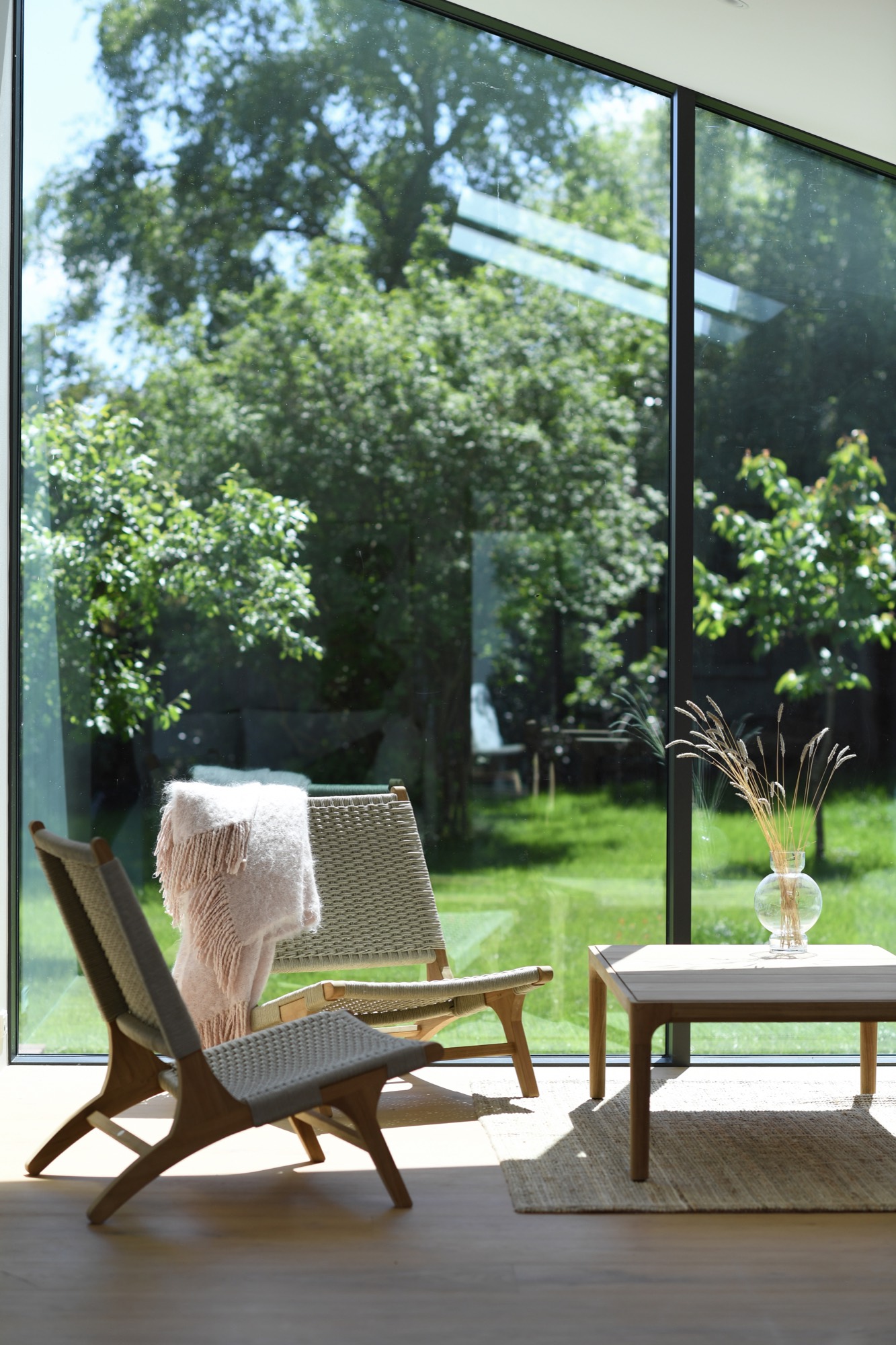 Lumera loungestol placeret indenfor ved et stort vindue