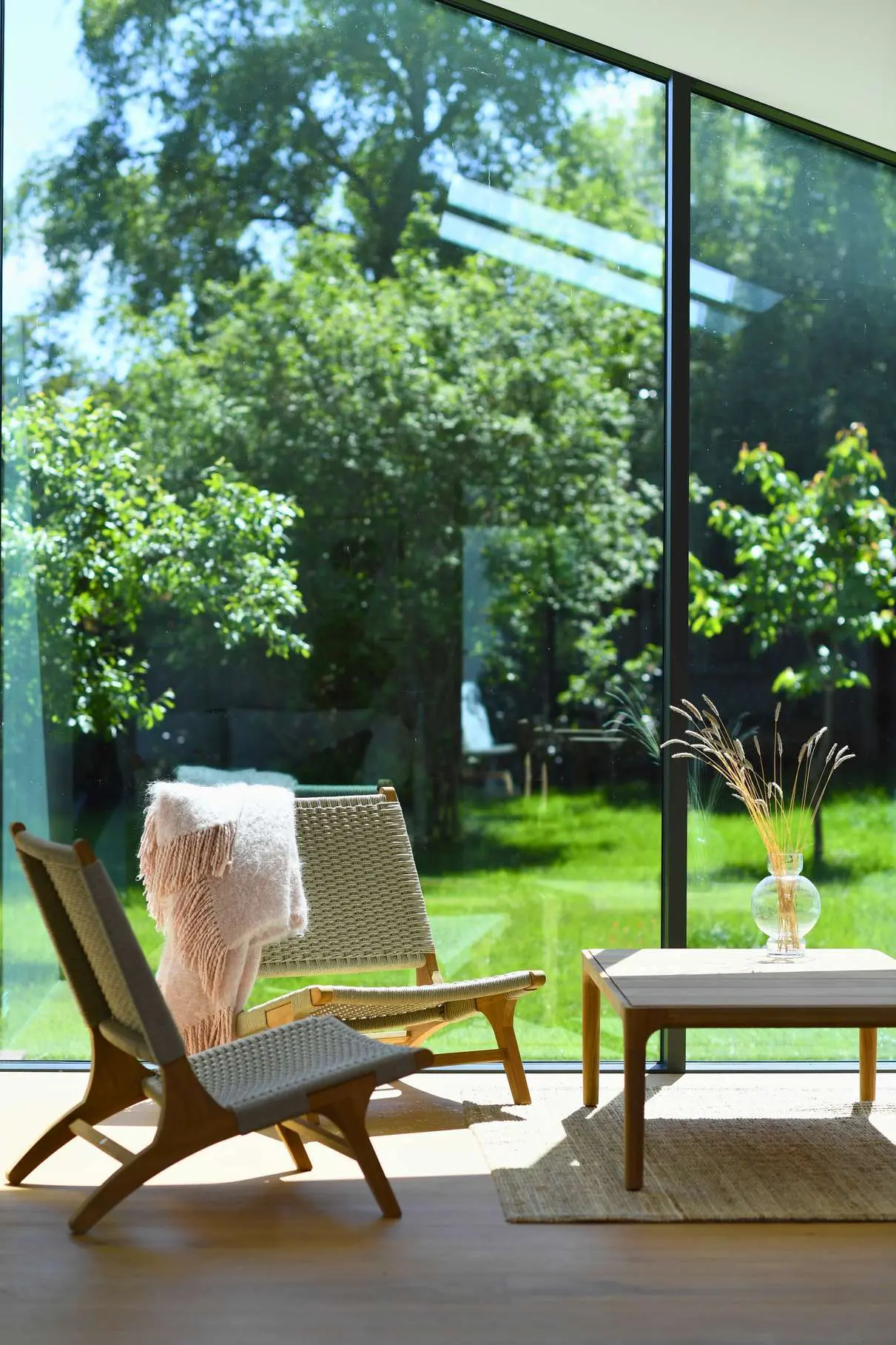 Lumera lounge chairs med Gath lounge table i et lyst interiør