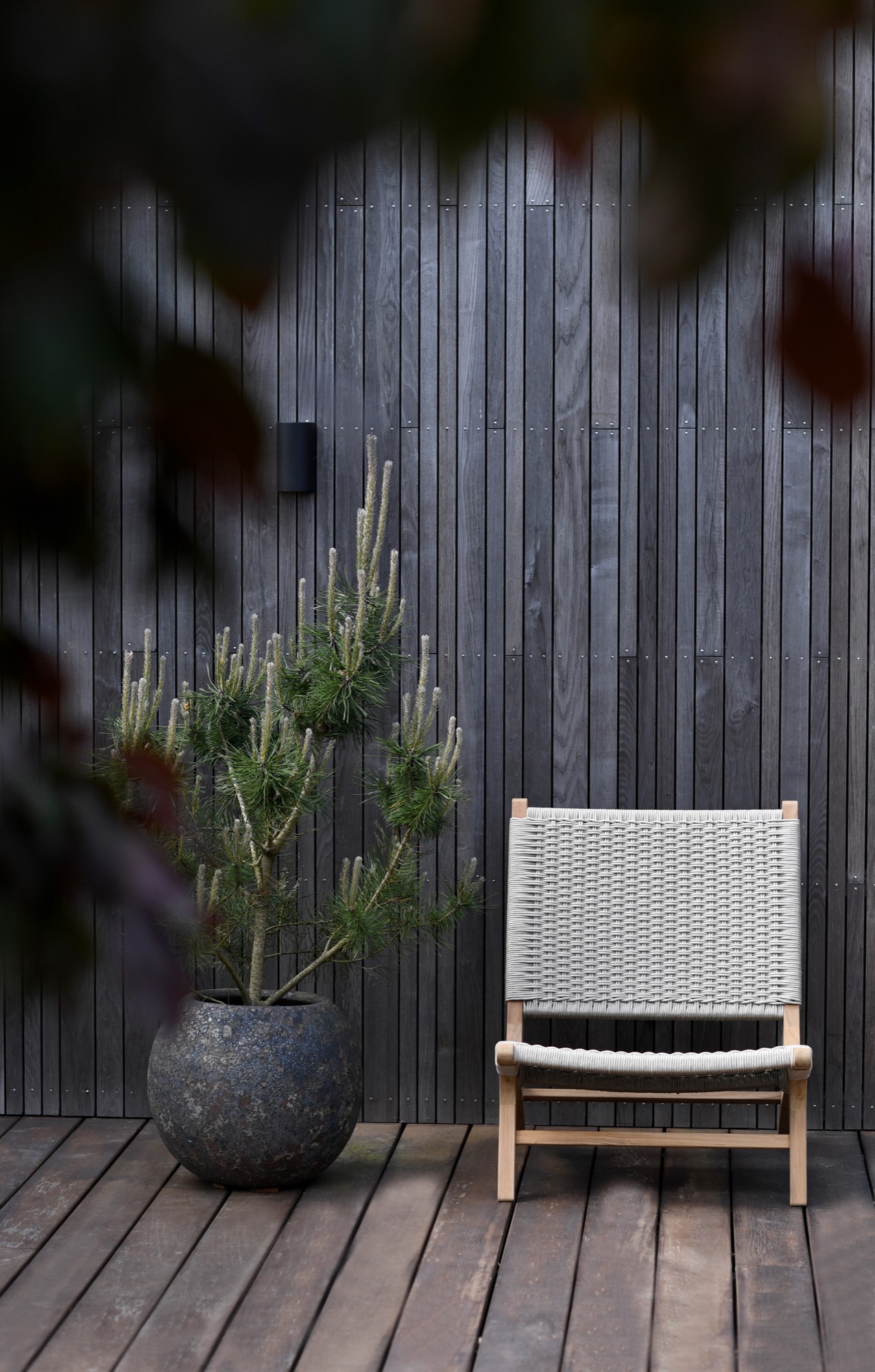 Lumera loungestol på en træterrasse