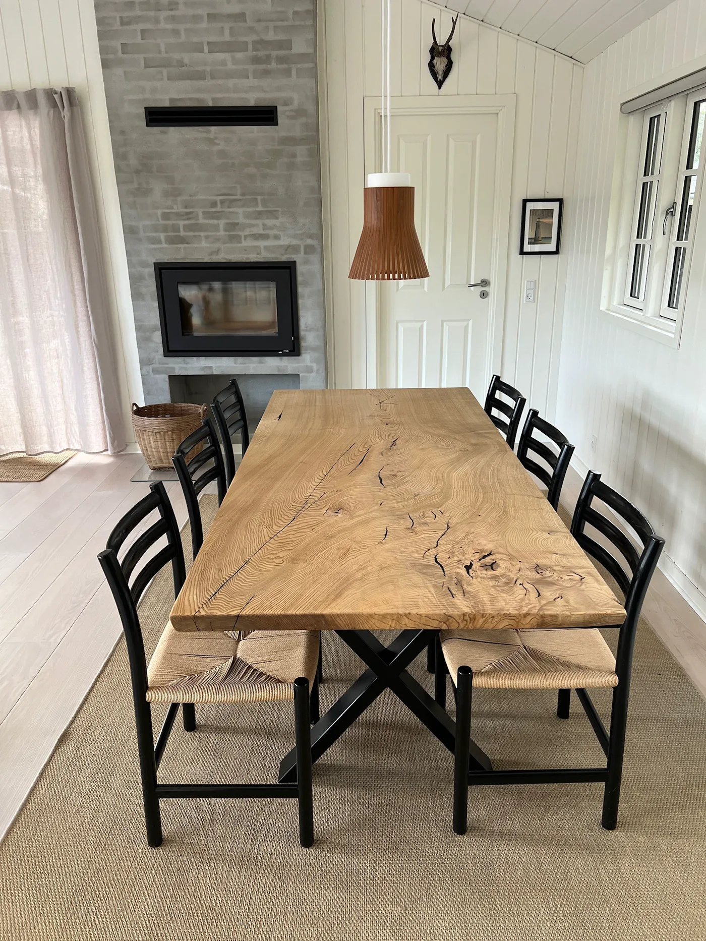 Lyst plankebord med levende åretegning i et nordisk sommerhus