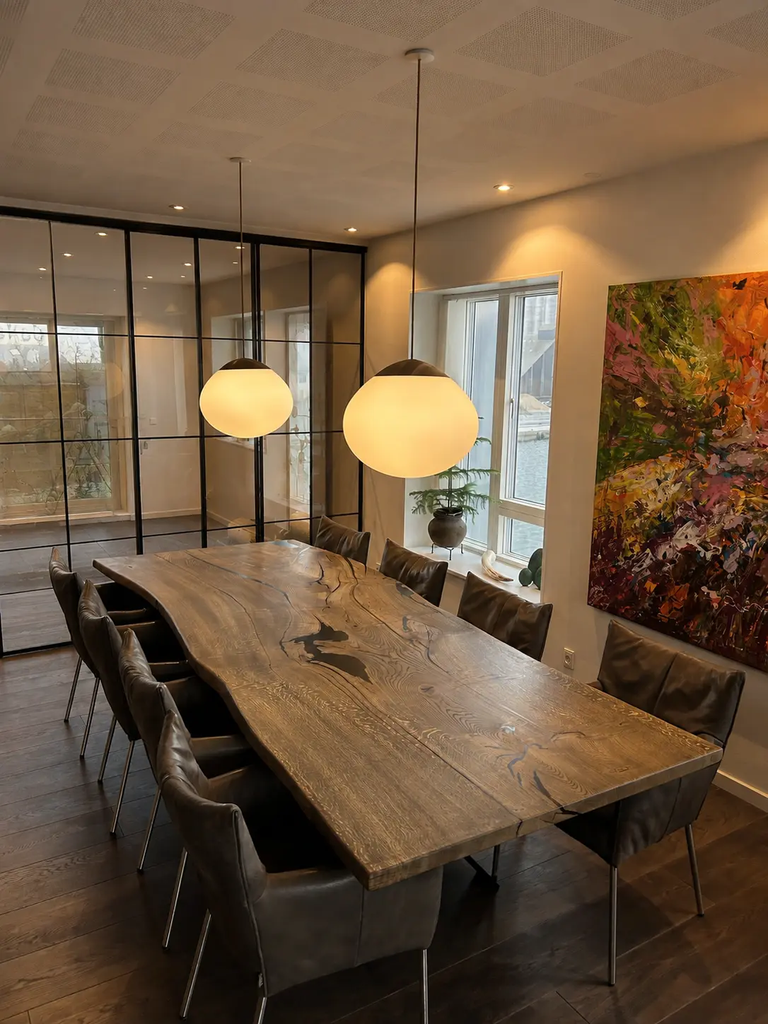 Færdigt håndlavet plankebord med levende kant i et arkitektonisk kundehjem