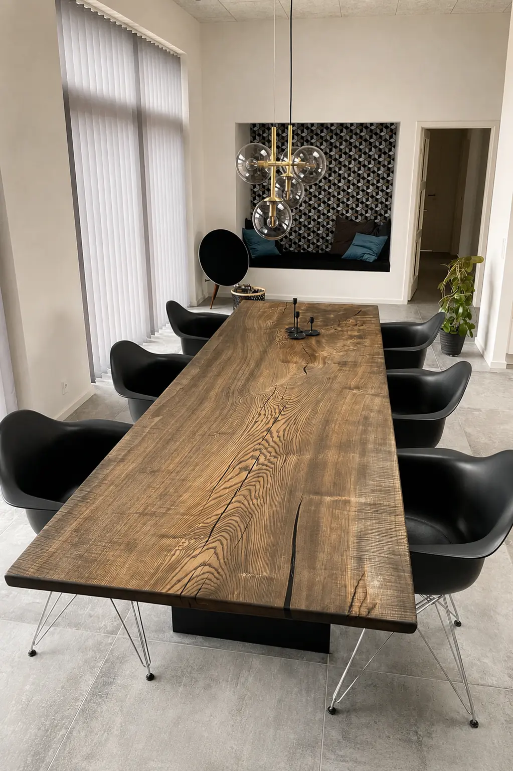 Håndlavet plankebord i et lyst, moderne hjem