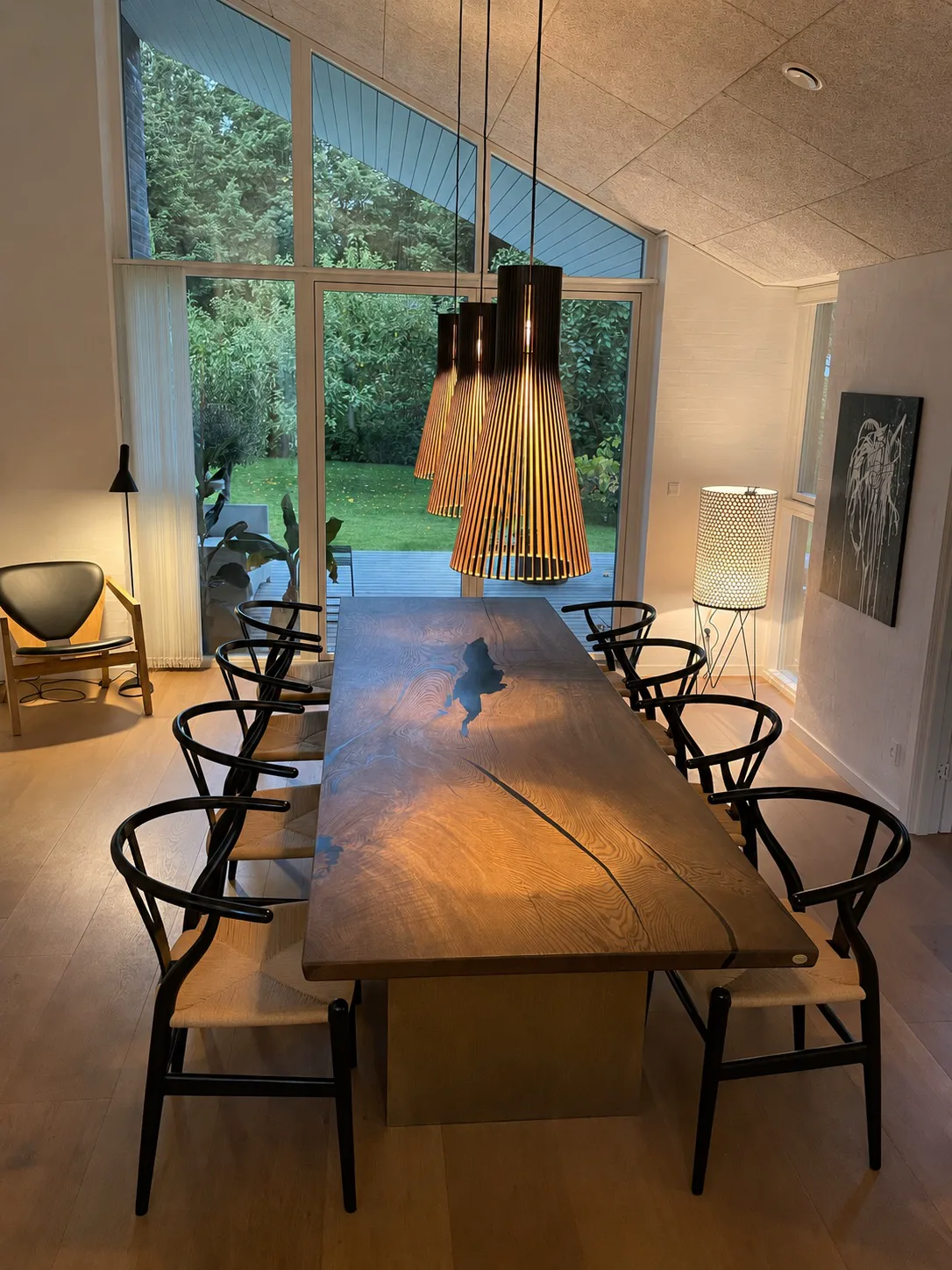 Mørkt plankebord med markant åretegning i et arkitektonisk hjem